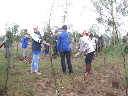 ສູນກາງຊາວໜຸ່ມປຸກລະດົມບຸນເຕັດປູກຕົ້ນໄມ້ປົກປັກຮັກສາສິ່ງແວດລ້ອມ